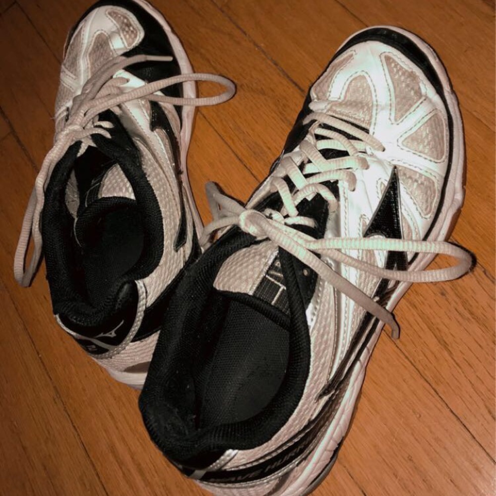 mizuno volleyball court shoes